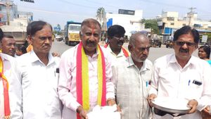  ಕಾವೇರಿ ಕಿಚ್ಚು:  ಚಾಮರಾಜನಗರದಲ್ಲಿ ಐಸ್ ತಟ್ಟೆ ತಲೆ ಮೇಲೆ ಹೊತ್ತು ಪ್ರತಿಭಟಿಸಿದ ಕರ್ನಾಟಕ ಸೇನಾ ಪಡೆ