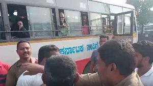 ಮೂಡಿಗೆರೆ: ತಿರುವಿನಲ್ಲಿ ಓವರ್ ಟೇಕ್‌ ಮಾಡ್ಬೇಡಿ ಅಂದಿದ್ದಕ್ಕೆ ಕಾರು ಚಾಲಕನಿಗೆ ಹಿಗ್ಗಾಮುಗ್ಗಾ ಥಳಿಸಿದ KSRTC ಬಸ್ ಚಾಲಕ