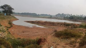  ಚಿಕ್ಕಬಳ್ಳಾಪುರ: ಕೆರೆಗಳಲ್ಲಿ ನೀರು ಖಾಲಿ, ಮೀನು ಕೃಷಿಗೆ ಬರದ ಹೊಡೆತ 