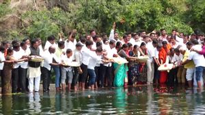  Madagada kere: ಬರದ ನಡುವೆಯೂ ತುಂಬಿ ಹರಿಯುತ್ತಿರುವ ಇತಿಹಾಸ ಪ್ರಸಿದ್ಧ ಮದಗದ ಕೆರೆಗೆ ಬಾಗಿನ ಅರ್ಪಣೆ