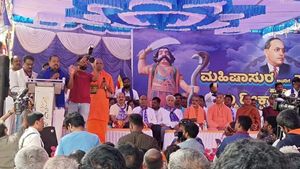ಸಾವಿರಾರು ಜನರಿಂದ ಮಹಿಷಾ ದಸರಾ, ಧಮ್ಮ ದೀಕ್ಷೆ ಸ್ವೀಕಾರ ಯಶಸ್ವಿ