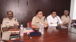  ಮಂಡ್ಯದಲ್ಲಿ ಹೆಲ್ಮೆಟ್ ಧರಿಸದಿದ್ರೆ ದಂಡದ ಬದಲಿಗೆ ಬೈಕ್‌ ಸೀಜ್: ಶಾಸಕರ ಎಚ್ಚರಿಕೆ