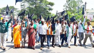  Cauvery dispute: 50ನೇ ದಿನಕ್ಕೆ ಕಾಲಿಟ್ಟ ಕಾವೇರಿ ಹೋರಾಟ, ಮಂಡ್ಯದಲ್ಲಿ ಕಪ್ಪು ಬಾವುಟ ಪ್ರದರ್ಶಿಸಿ ಆಕ್ರೋಶ