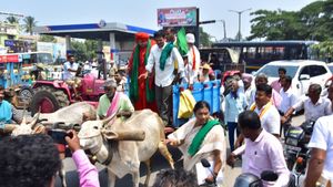 ರಾಜ್ಯದಲ್ಲಿ ಮುಂದುವರಿದ ಕಾವೇರಿ ಹೋರಾಟ: ಮಂಡ್ಯದಲ್ಲಿ ರೈತರ ಎತ್ತಿನ ಗಾಡಿ, ಟ್ರಾಕ್ಟರ್ ಮೆರವಣಿಗೆ