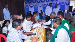  ಮಂಡ್ಯ: ಸಾರ್ವಜನಿಕರ ಸಮಸ್ಯೆಗಳನ್ನು ಸ್ಥಳದಲ್ಲೇ ಪರಿಹರಿಸಲು ಜಿಲ್ಲಾಧಿಕಾರಿ ಭರವಸೆ