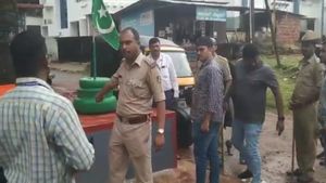  ಗಣಪತಿ ಕಟ್ಟೆಯಲ್ಲಿ ಹಸಿರು ಬಾವುಟ: ಮೂಡಬಿದ್ರೆ ಇನ್ಸ್‌ಪೆಕ್ಟರ್ ಸಮಯಪ್ರಜ್ಞೆಯಿಂದ ತಪ್ಪಿದ ಸಂಘರ್ಷ