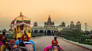 ಮೈಸೂರು ಅರಮನೆಯಲ್ಲಿ ಆಯುಧ ಪೂಜೆ ಸಂಭ್ರಮ: ಸಿಎಂ ಭಾಗಿ