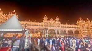 ಹರಿದುಬಂದ ಪ್ರವಾಸಿಗರ ದಂಡು, ಮೈಸೂರು ದಸರಾಗೆ ಬರದ ಮಾತೆಲ್ಲಿ..!