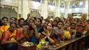  Navaratri 2023: ಧಾರವಾಡ ಜಿಲ್ಲಾದ್ಯಂತ ದೇವಸ್ಥಾನಗಳಲ್ಲಿ ಕಂಡುಬಂದ ಭಕ್ತರ ದಂಡು