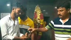  ಈ ದೇವಿಗೆ ಸಾರಾಯಿ, ಸಿಗರೇಟು ಅರ್ಪಿಸಿದ್ರೆ ಇಷ್ಟಾರ್ಥಗಳು ಈಡೇರುವುದು ಪಕ್ಕಾ ಅಂತೆ!