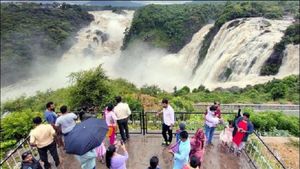  ಪ್ರವಾಸಿಗರ ಸಂಖ್ಯೆ ಹೆಚ್ಚುತ್ತಿದ್ದಂತೆ ವಸೂಲಿ ಕೇಂದ್ರವಾಗದಿರಲಿ ಪ್ರವಾಸಿ ತಾಣ