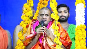  ಹುಬ್ಬಳ್ಳಿಯಲ್ಲಿ ಪೇಜಾವರ ಶ್ರೀಗಳಿಗೆ ನಾಣ್ಯದ ತುಲಾಭಾರ