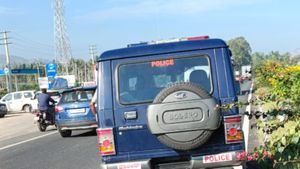 ಕೋಲಾರದಲ್ಲಿ ಬೈಕ್‌ಗೆ ಡಿಕ್ಕಿ ಹೊಡೆದ ಪೋಲಿಸ್ ವಾಹನ, ಮುಂದಾಗಿದ್ದೇನು ಗೊತ್ತಾ? 