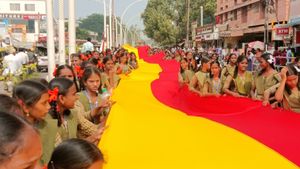 ಬಳ್ಳಾರಿ; ಗಮನಸೆಳೆದ 500 ಮೀ. ಉದ್ದದ ಕನ್ನಡ ಬಾವುಟ 