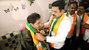 ನಾಯಕರ ಮನೆಗಳಿಗೆ ತೆರಳುವ ಬದಲು ಕಾರ್ಯಕರ್ತರ ಮನೆಗೆ ತೆರಳಿದ ವಿಜಯೇಂದ್ರ- ಕುತೂಹಲಕರ ಹೆಜ್ಜೆ ಇಟ್ಟ 'ಮರಿಹುಲಿ'