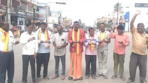  ದೀಪಾವಳಿಯ ದಿನವೂ ಆರದ ಕಾವೇರಿ ಕಿಚ್ಚು: ರಾಷ್ಟ್ರೀಯ ಹೆದ್ದಾರಿಯಲ್ಲಿ ಹಣತೆ ಹಚ್ಚಿ ಪ್ರತಿಭಟನೆ