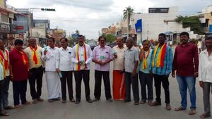 ನಿಲ್ಲದ ಕಾವೇರಿ ಕಿಚ್ಚು: ಚಾಮರಾಜನಗರದ ಬಳಿಯ ರಾಷ್ಟ್ರೀಯ ಹೆದ್ದಾರಿಯಲ್ಲಿ ಬಿಸ್ಲೇರಿ ಬಾಟಲ್ ಹಿಡಿದು ಪ್ರತಿಭಟನೆ