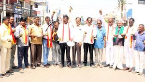  ಕಾವೇರಿ ವಿವಾದ: ಚಾಮರಾಜನಗರದಲ್ಲಿ ಬೇವಿನ ಸೊಪ್ಪು, ಸಿಹಿ ಪ್ರದರ್ಶಿಸಿ ಪ್ರತಿಭಟನೆ