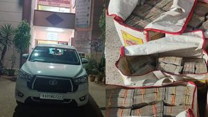 ಚಿತ್ರದುರ್ಗ: ಇನೋವಾ ಕಾರಿನಲ್ಲಿ ದಾಖಲೆ ಇಲ್ಲದೆ ಸಾಗಿಸುತ್ತಿದ್ದ 8 ಕೋಟಿ ಹಣ ವಶ