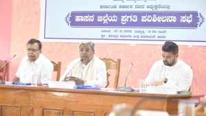 ಹಾಸನದಲ್ಲಿ ಅಧಿಕಾರಿಗಳಿಗೆ ಹಿಗ್ಗಾಮುಗ್ಗಾ ತರಾಟೆಗೆ ತೆಗೆದುಕೊಂಡ ಸಿದ್ದರಾಮಯ್ಯ: ಕಾರಣವೇನು?  