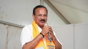 Sadananda Gowda: ಬಿಜೆಪಿ ಹೈಕಮಾಂಡ್ ಆದೇಶದ ಮೇರೆಗೆ ನಿವೃತ್ತಿ ಘೋಷಿಸಿದ್ರಾ ಸದಾನಂದಗೌಡ: ಡಿವಿಎಸ್‌ ಹೇಳಿದ್ದೇನು?