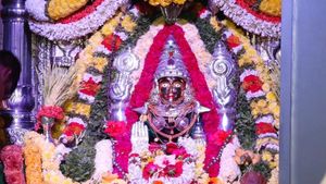 ಚಿಕ್ಕಮಗಳೂರು: ಗಾಳಿ ಮೂಲಕ ಗುಡಿ ಸೇರುವ ದೇವಿರಮ್ಮ: ಕೌತುಕ ಕಣ್ತುಂಬಿಕೊಂಡ ಭಕ್ತ ವರ್ಗ