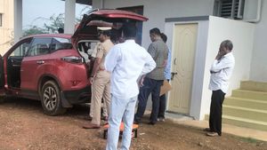  ಹಿರಿಯೂರು: ಮನೆಯಲ್ಲಿ ಅಕ್ರಮವಾಗಿ ಆನೆ ದಂತ,  ಶ್ರೀಗಂಧ ಸಂಗ್ರಹ, ಆರೋಪಿಗಳ ಬಂಧನ