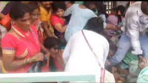 Hasanamba Temple: ಹಾಸನಾಂಬೆ ದೇವಿ ದರ್ಶನಕ್ಕೆ ನಿಂತವರಿಗೆ ಕರೆಂಟ್ ಶಾಕ್! ಮಹಿಳೆಯರ ನರಳಾಟ