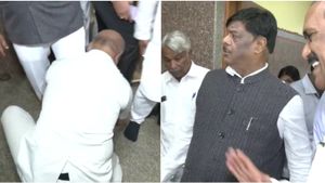 ಧಾರವಾಡ: ಅಂಗರಕ್ಷಕನಿಂದ ಶೂ ಹಾಕಿಸಿಕೊಂಡ ಸಚಿವ ಮಹದೇವಪ್ಪ