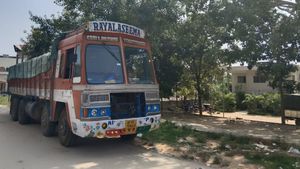 ಚಿಕ್ಕಬಳ್ಳಾಪುರ: ಗಡಿಭಾಗದಲ್ಲಿ ಮುಂದುವರಿದ ಅಕ್ರಮ ಮರಳು ಸಾಗಾಟ, ಯಾರಿಗೂ ಕ್ಯಾರೇ ಎನ್ನದ ದಂಧೆಕೋರರು