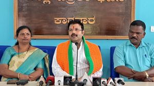 ಉತ್ತರ ಕನ್ನಡದಲ್ಲಿ ಚುರುಕಾದ ರಾಜಕೀಯ: ಬಿಜೆಪಿ ಹೊಲದಲ್ಲಿ ತೆನೆ ತೆಗೆಯಲು ಮುಂದಾದ‌ ಜೆಡಿಎಸ್ ನಾಯಕರು!
