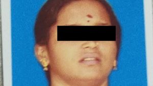  ಮಕ್ಕಳನ್ನು ಬಸ್ ನಿಲ್ದಾಣದಲ್ಲಿ ಬಿಟ್ಟು ಮಹಿಳೆ ನಾಪತ್ತೆ: ಬಂದರು ಬಳಿ ಬೈಕ್, ಡೆತ್ ನೋಟ್ ಪತ್ತೆ! 