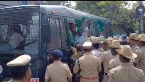  ಮೈಸೂರಿನಲ್ಲಿ ಸಿಎಂ ನಿವಾಸಕ್ಕೆ ಮುತ್ತಿಗೆಗೆ ಯತ್ನ, ಕಬ್ಬು ಬೆಳೆಗಾರರು ಪೊಲೀಸರ ವಶಕ್ಕೆ