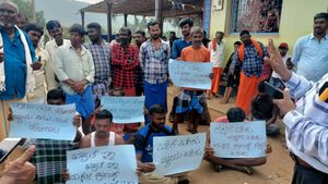 ಚಾಮರಾಜನಗರ: ವಿದ್ಯಾರ್ಥಿನಿಗೆ ಕೋಳಿ ಕುಕ್ಕಿದ್ದಕ್ಕೆ ಶಾಲೆಗೆ ಬೀಗ ಜಡಿದು ಪೋಷಕರ ಆಕ್ರೋಶ