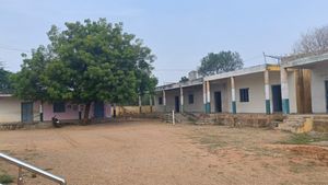ಮಸ್ಕಿ: ವಟಗಲ್ ಸರ್ಕಾರಿ ಶಾಲೆಯ ಅವ್ಯವಸ್ಥೆ: ಶೌಚಾಲಯ ಇಲ್ಲದೆ ವಿದ್ಯಾರ್ಥಿಗಳ ಪರದಾಟ