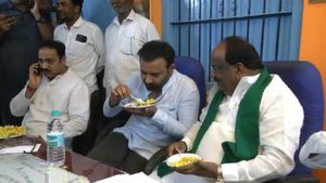 ಗಿರ್ಮಿಟ್ ಸವಿದು ಏಕಾಏಕಿ ಸುರಿದ ಮಳೆಗೆ ಧನ್ಯವಾದ ತಿಳಿಸಿದ ಸಚಿವ ಸಂತೋಷ್‌ ಲಾಡ್‌