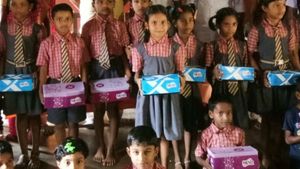 ಕರ್ನಾಟಕ ಸರ್ಕಾರಿ ವಿದ್ಯಾರ್ಥಿಗಳಿಗೆ 'ಚಪ್ಪಲಿ ಭಾಗ್ಯ' ಕರುಣಿಸಿದ ಸರ್ಕಾರ