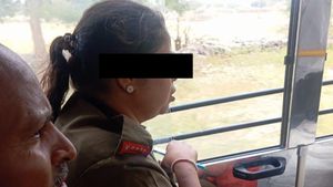 ಆಧಾರ್‌ ಕಾರ್ಡ್‌ನಲ್ಲಿ ಚಿಕ್ಕ ವಯಸ್ಸಿನ ಫೋಟೋ: ಶಕ್ತಿ ಯೋಜನೆಯಡಿ ಟಿಕೆಟ್ ಸಿಗದೆ ಬಾಲಕಿಗೆ ಮುಜುಗರ