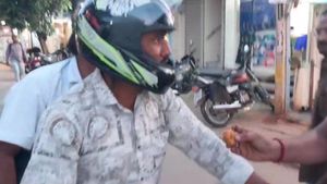 ದಾವಣಗೆರೆಯ ಕೆಲವೆಡೆ ಸಂಚಾರ ನಿಯಮ ಉಲ್ಲಂಘಿಸಿದವರಿಗೆ ವಡೆ ಕೊಟ್ಟು ವಿಶೇಷ ಜಾಗೃತಿ