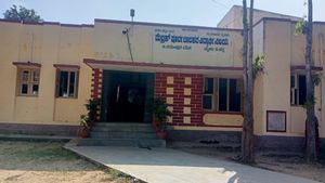 ಶೌಚಾಲಯಕ್ಕೆ ಬಾಗಿಲಿಲ್ಲ, ನೀರಿಲ್ಲ: ಗಬ್ಬೆದ್ದು ನಾರುತ್ತಿದೆ ಸಿಎಂ ಸಿದ್ದರಾಮಯ್ಯ ಕ್ಷೇತ್ರದ ವಿದ್ಯಾರ್ಥಿ ನಿಲಯ! 