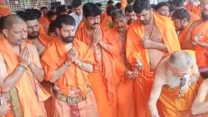 ಚಿಕ್ಕಮಗಳೂರು; ದತ್ತ ಜಯಂತಿಗೆ ಚಾಲನೆ, ಮಾಲೆ ಧರಿಸಿದ ಸಿ. ಟಿ. ರವಿ 