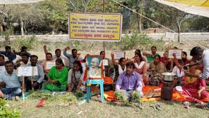  ದಾವಣಗೆರೆಯಲ್ಲಿ ಟೀ, ತಟ್ಟೆ ಇಡ್ಲಿ, ಕಡ್ಲೆಗಿಡ ಮಾರಾಟ ಮಾಡಿದ ಅತಿಥಿ ಉಪನ್ಯಾಸಕರು: ಬೇಡಿಕೆ ಈಡೇರಿಕೆಗೆ ವಿಭಿನ್ನ ಧರಣಿ