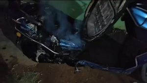 ಚಾಮರಾಜನಗರ: ಇದ್ದಕ್ಕಿದ್ದಂತೆ ಧಗಧಗಿಸಿದ ಇ-ಸ್ಕೂಟರ್.!
