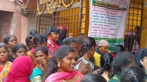  Ration card: ಹೊಸ ರೇಷನ್ ಕಾರ್ಡ್‌ ಅರ್ಜಿ ಸಲ್ಲಿಸಲು ಮುಗಿಬಿದ್ದ ಮಹಿಳೆಯರು, ಮುಂದಾಗಿದ್ದೇನು ಗೊತ್ತಾ?