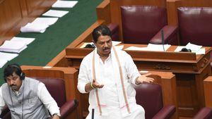  ಅಲ್ಪಸಂಖ್ಯಾತರಿಗೆ ಕೊಡೋಕೆ ಕೋಟಿ ಕೋಟಿ ಹಣ ಇದೆ, ಆದ್ರೆ ರೈತರಿಗೆ ಕೊಡೊಕೋ ಇಲ್ಲ: R.ಅಶೋಕ್‌ ಹೀಗೆ ಹೇಳಿದ್ದು ಯಾರಿಗೆ & ಯಾಕೆ?