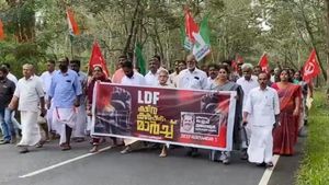  ಚಾಮರಾಜನಗರ: ಬರ ಹಿನ್ನೆಲೆ ಹೊರ ರಾಜ್ಯಗಳಿಗೆ ಮೇವು ಮಾರಾಟ, ಸಾಗಾಟ ನಿಷೇಧ, ಕೆರಳಿದ ಕೇರಳಿಗರು