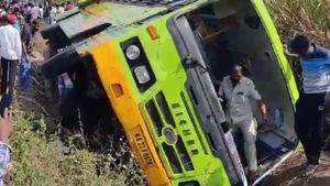  KSRTC: ನಿಪ್ಪಾಣಿ ಬಳಿ ಕಾಲುವೆಗೆ ಉರುಳಿದ ಸಾರಿಗೆ ಬಸ್‌, 10ಕ್ಕೂ ಹೆಚ್ಚು ಪ್ರಯಾಣಿಕರಿಗೆ ಗಾಯ 