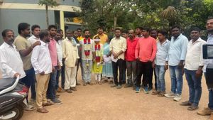 ಧಾರವಾಡ: ಪ್ರೀತಿಗೆ ಪೋಷಕರ ವಿರೋಧ: ಪೊಲೀಸ್‌ ಠಾಣೆ ಮುಂದೆ ಮದುವೆಯಾದ ಪ್ರೇಮಿಗಳು