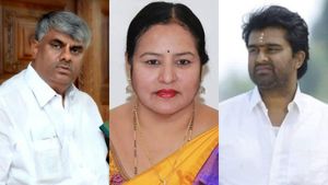 ಸಾಮಾನ್ಯ ವ್ಯಕ್ತಿಗೆ ಕೀಳು ಶಬ್ದಗಳಿಂದ ನಿಂದನೆ: ರೇವಣ್ಣ, ಸೂರಜ್‌ ಕ್ಷಮೆ- ಅಪ್ಪಿತಪ್ಪಿಯೂ ಕ್ಷಮೆ ಯಾಚಿಸಲೇ ಇಲ್ಲ ಭವಾನಿ