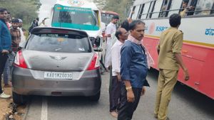  ಹನೂರು: ಕಾರು ಹಾಗೂ ಟಿಟಿ ವಾಹನದ ನಡುವೆ ಭೀಕರ ಅಪಘಾತ, 10ಕ್ಕೂ ಹೆಚ್ಚು ಮಂದಿಗೆ ಗಾಯ